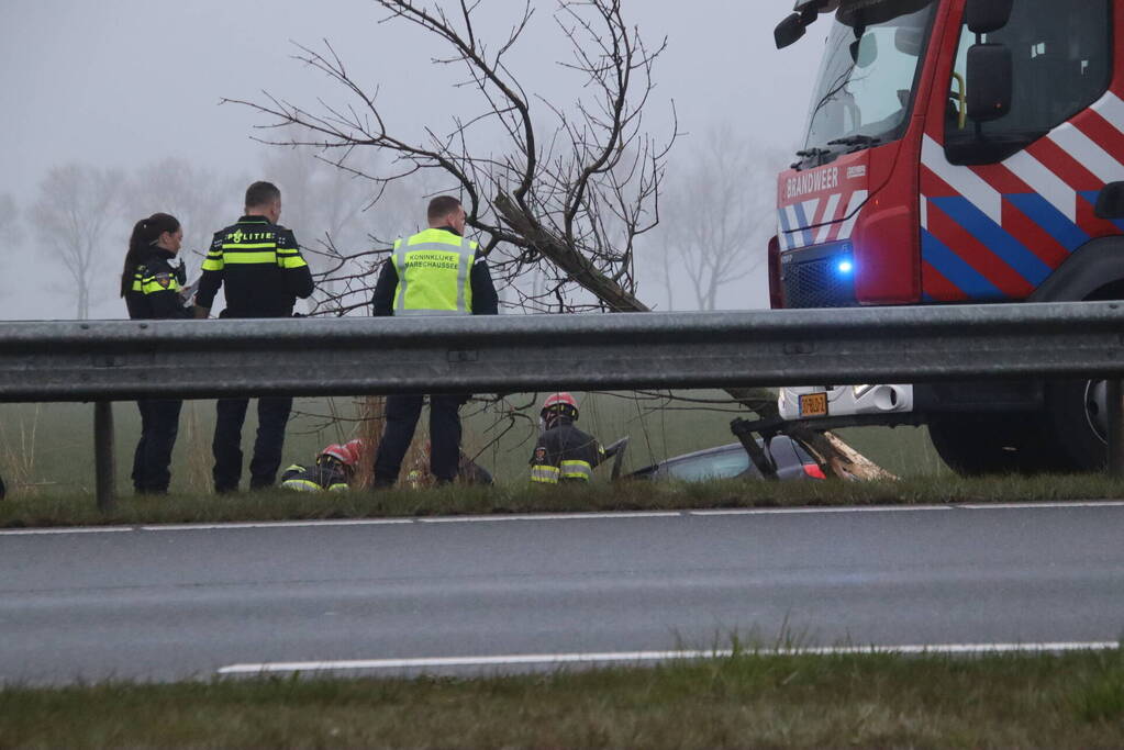 Bestuurder van auto belandt in sloot