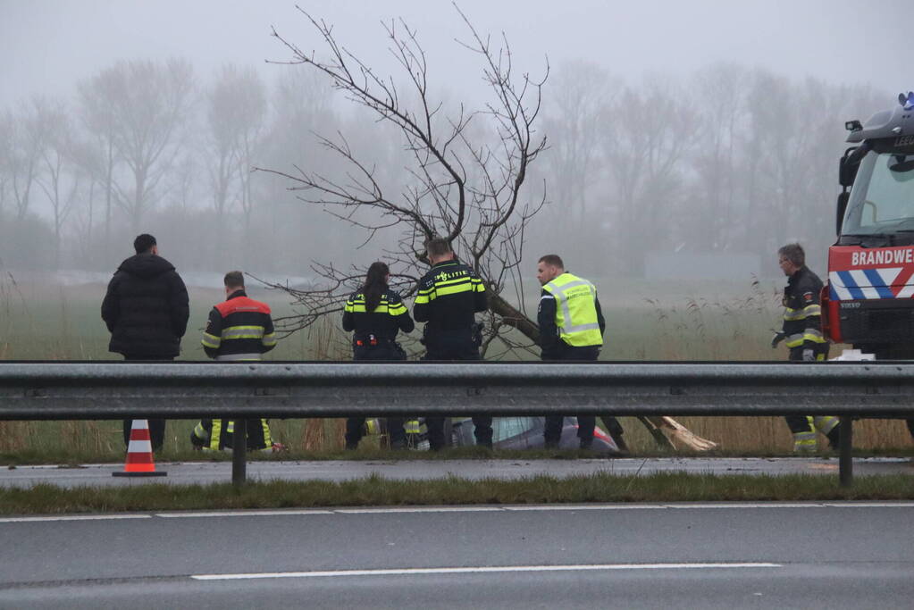 Bestuurder van auto belandt in sloot
