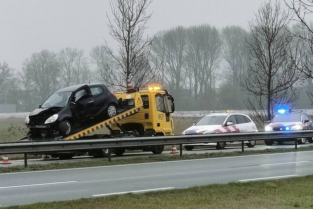 Bestuurder van auto belandt in sloot