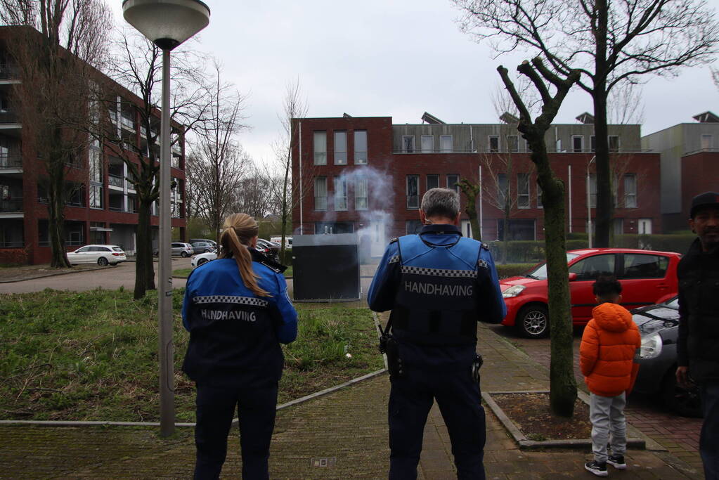 Brandweer blust brand in papiercontainer