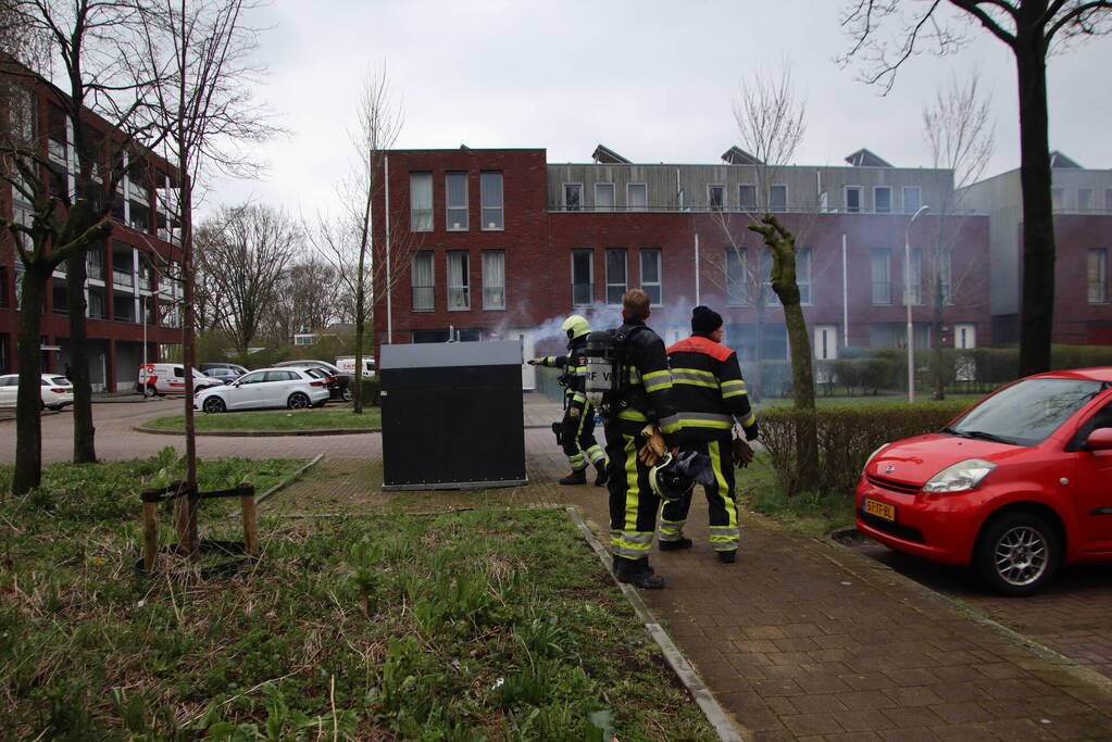 Brandweer blust brand in papiercontainer