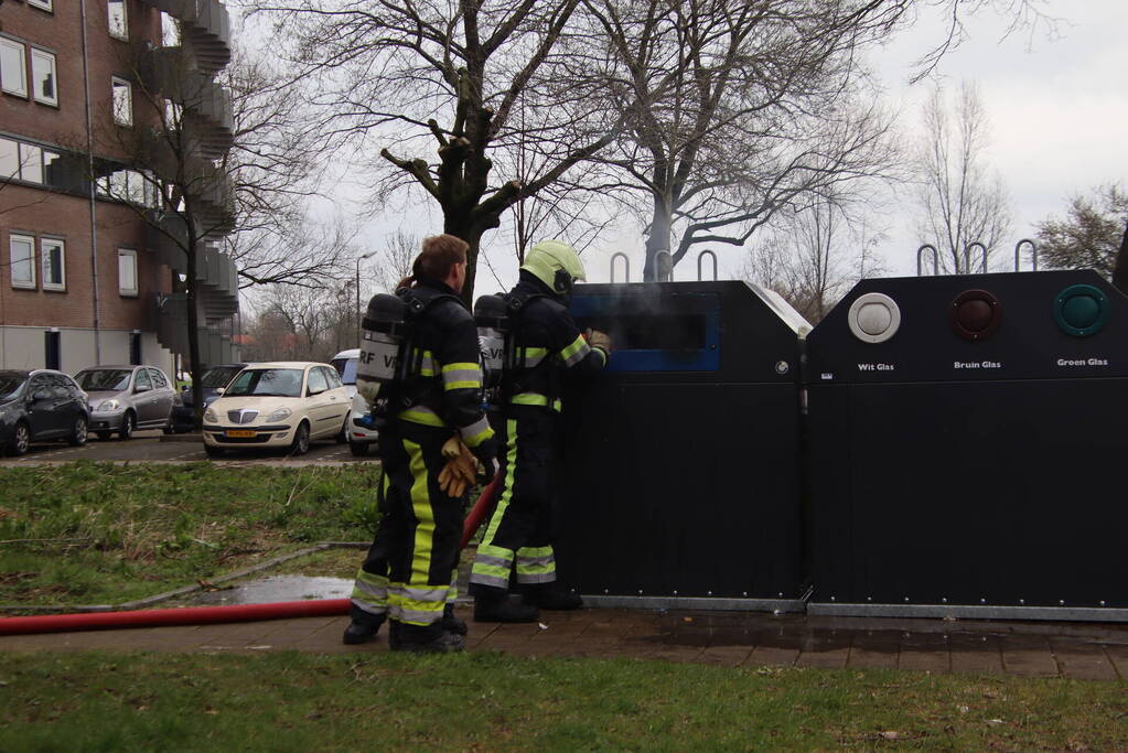 Brandweer blust brand in papiercontainer