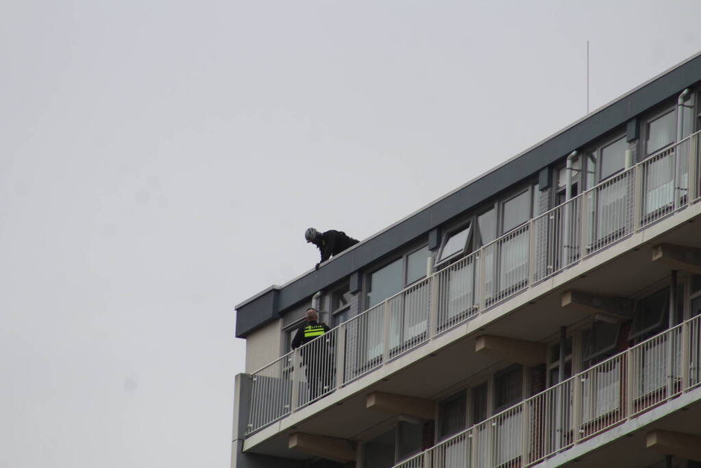 Persoon met verward gedrag van flatgebouw gehaald