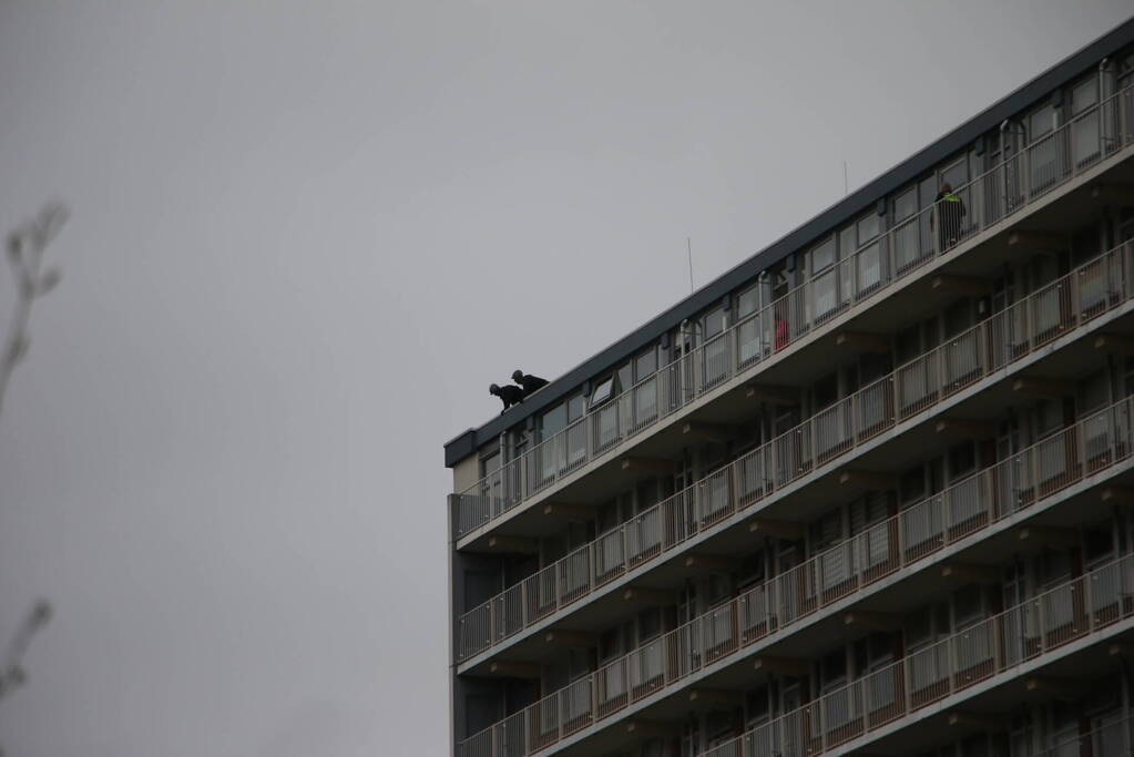 Persoon met verward gedrag van flatgebouw gehaald