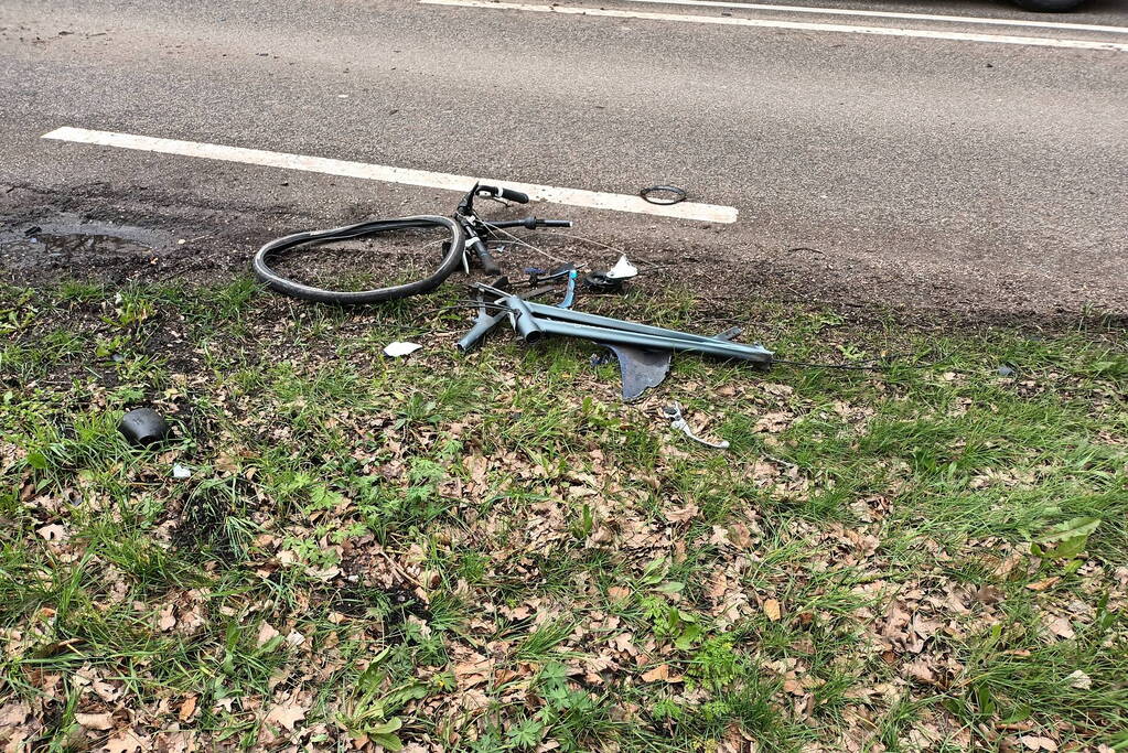 Fiets in stukken bij aanrijding met motor