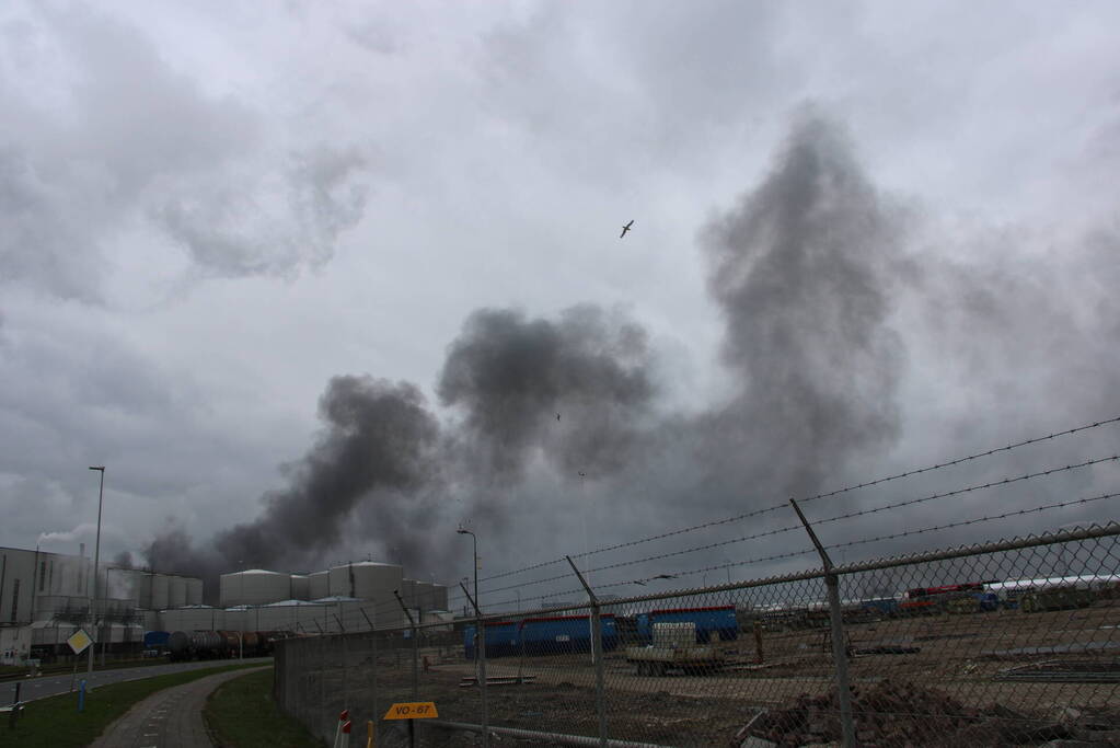 Enorme rookwolken bij brand op industrieterrein