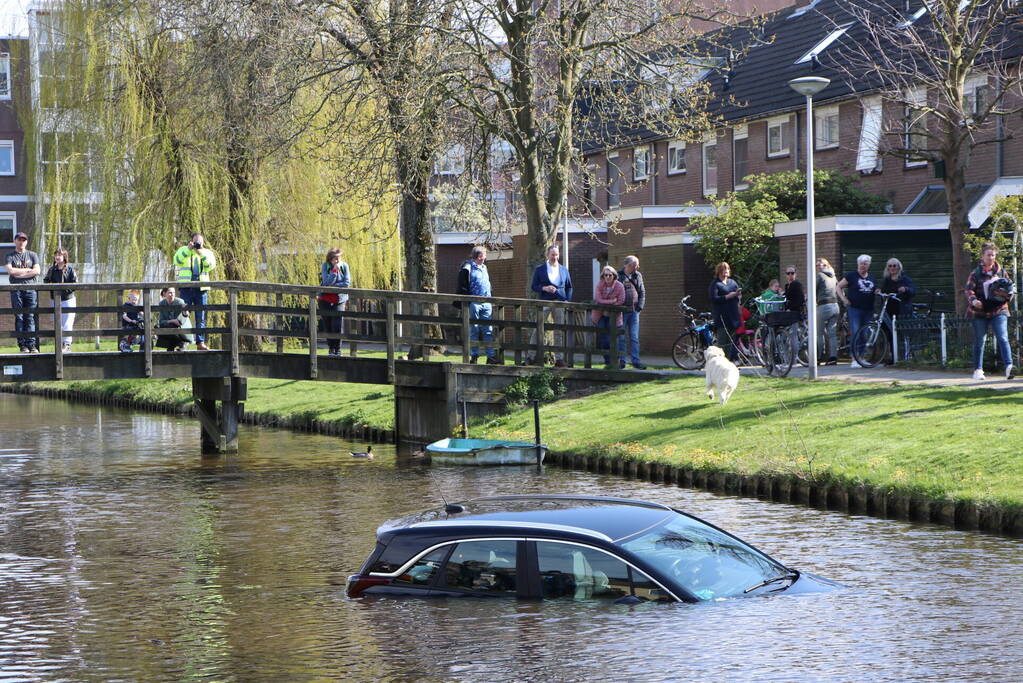 Omstanders redden inzittenden uit te water geraakte auto