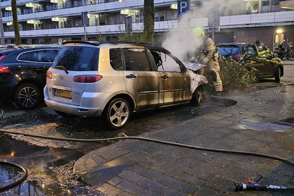 Geparkeerde auto verwoest door brand
