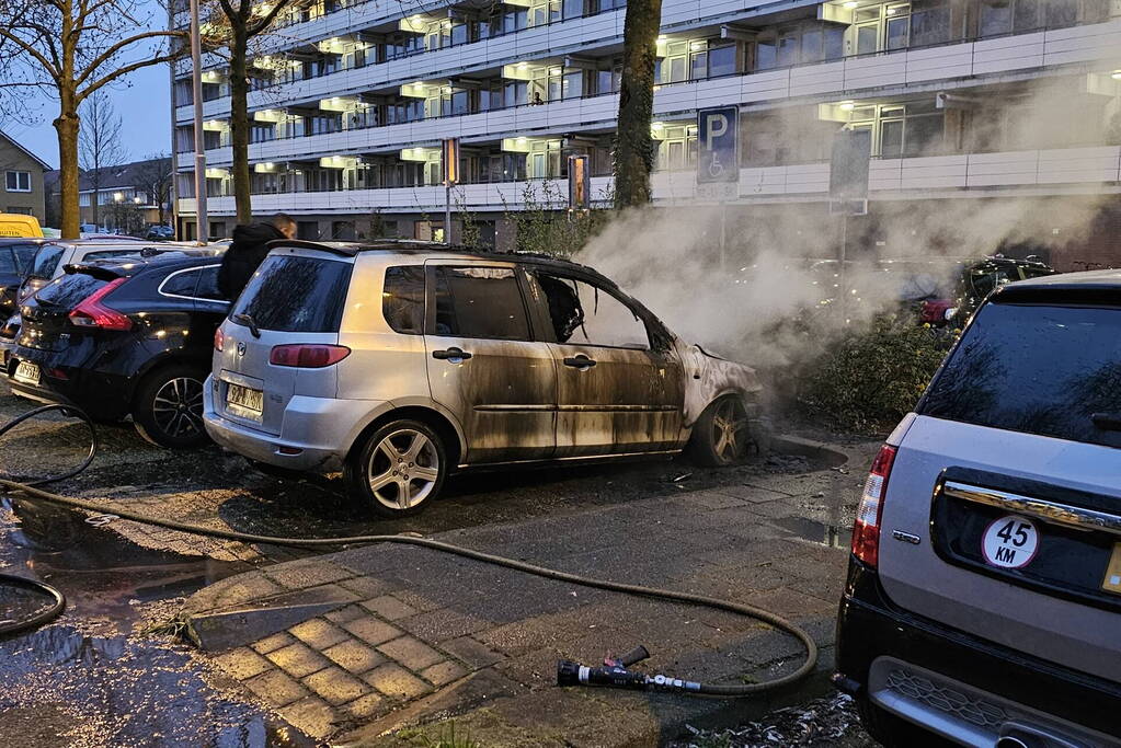 Geparkeerde auto verwoest door brand