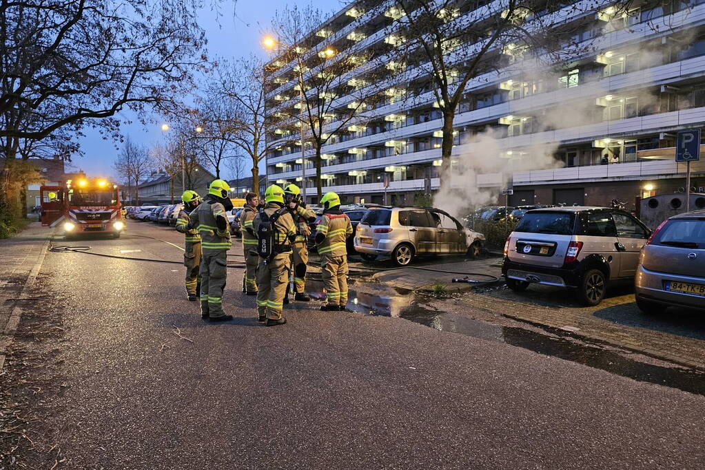 Geparkeerde auto verwoest door brand