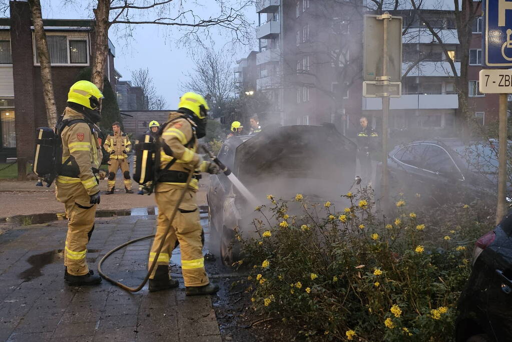 Geparkeerde auto verwoest door brand