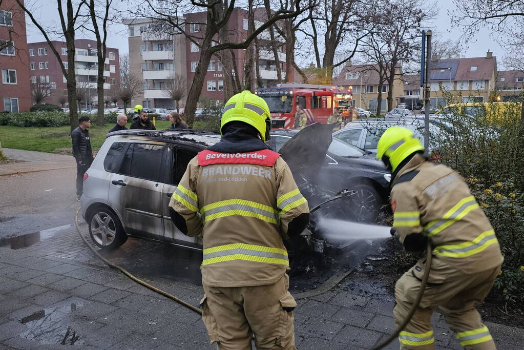 Geparkeerde auto verwoest door brand