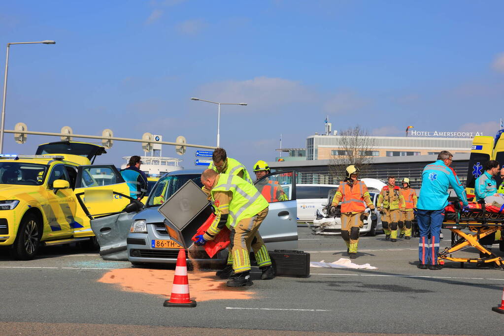 Auto rijdt door rood en veroorzaakt aanrijding