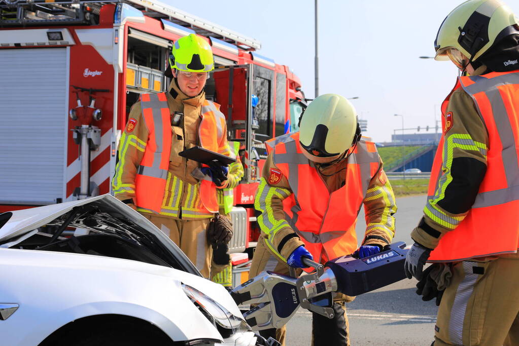 Auto rijdt door rood en veroorzaakt aanrijding