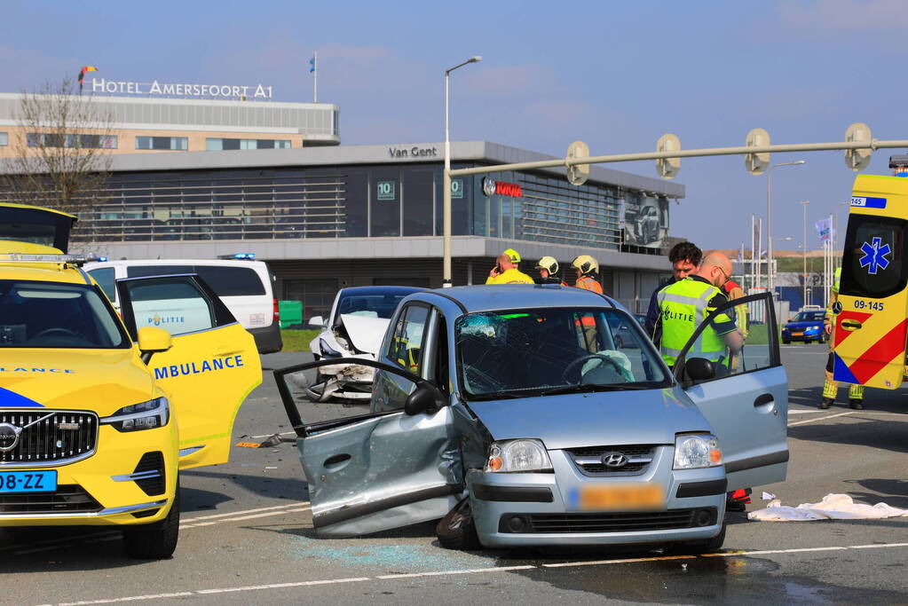 Auto rijdt door rood en veroorzaakt aanrijding