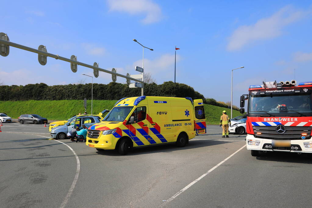Auto rijdt door rood en veroorzaakt aanrijding