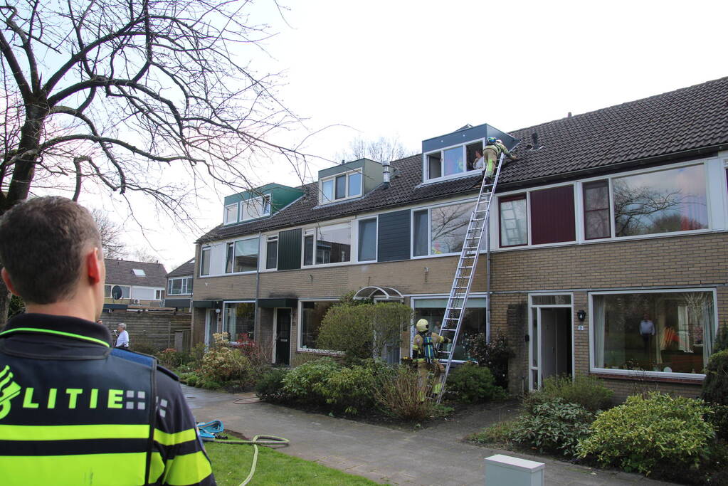 Brand in dak snel onder controle