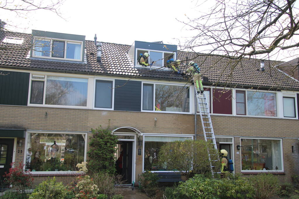 Brand in dak snel onder controle