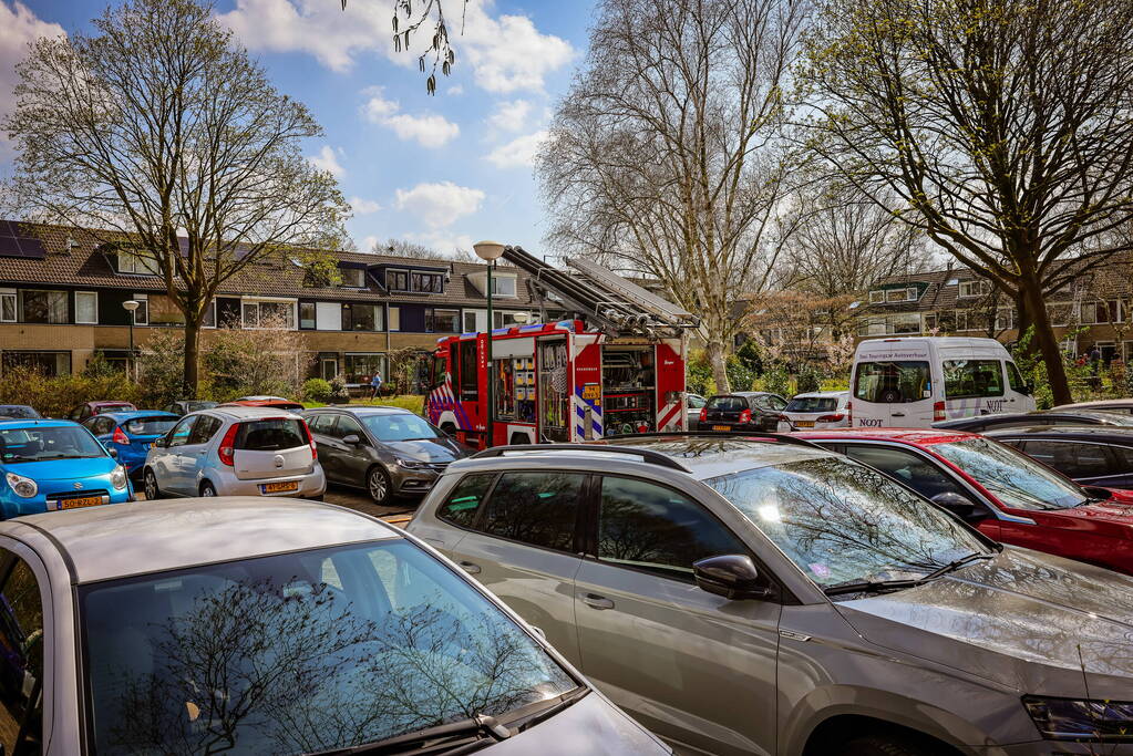 Brand in dak snel onder controle