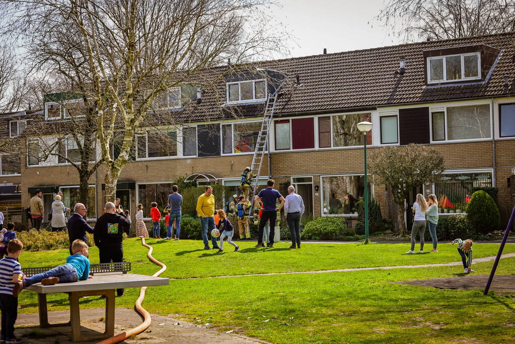 Brand in dak snel onder controle