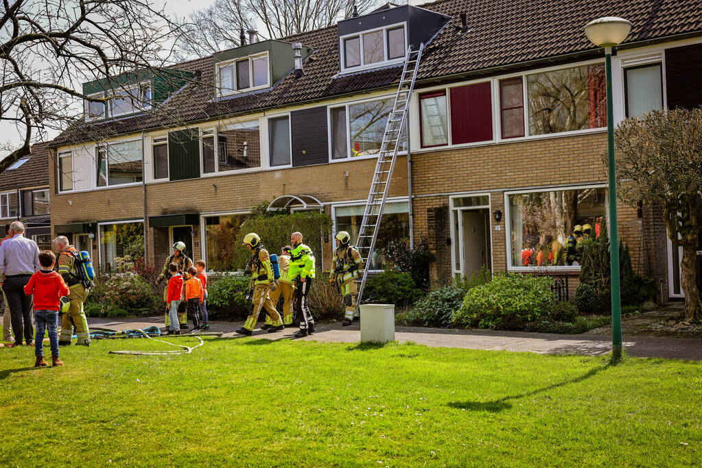 Brand in dak snel onder controle