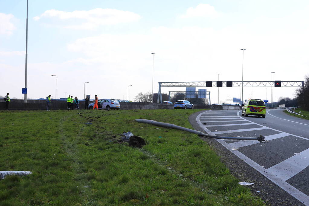 Beveiliger slaat met auto over de kop