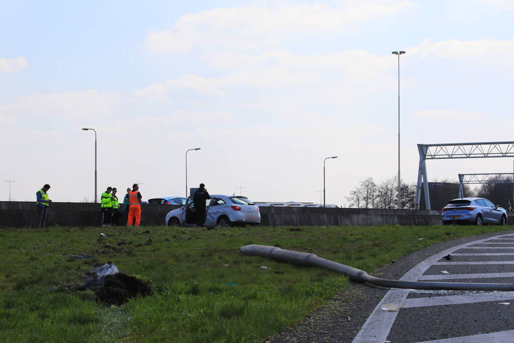 Beveiliger slaat met auto over de kop