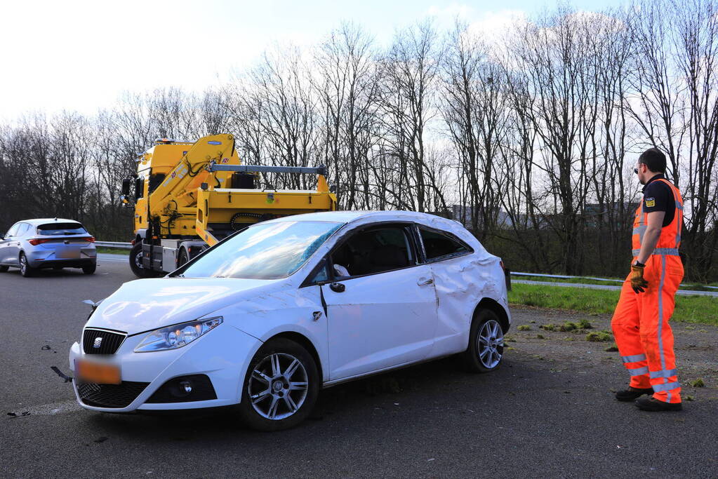 Beveiliger slaat met auto over de kop