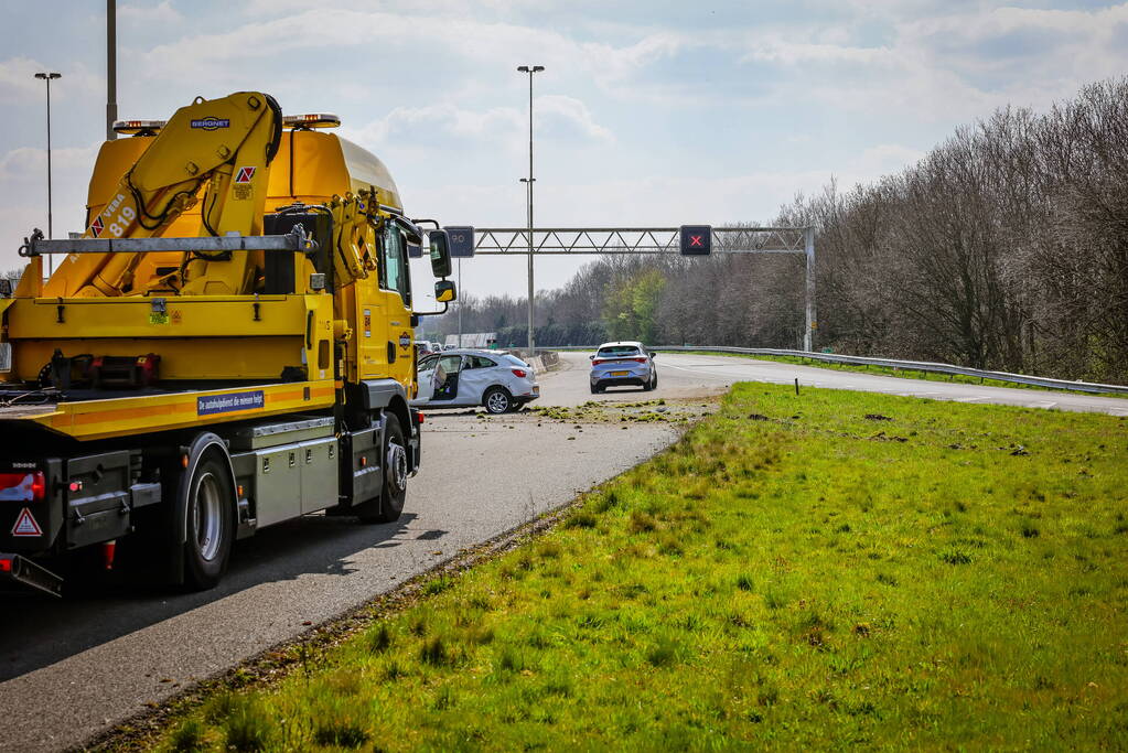 Beveiliger slaat met auto over de kop