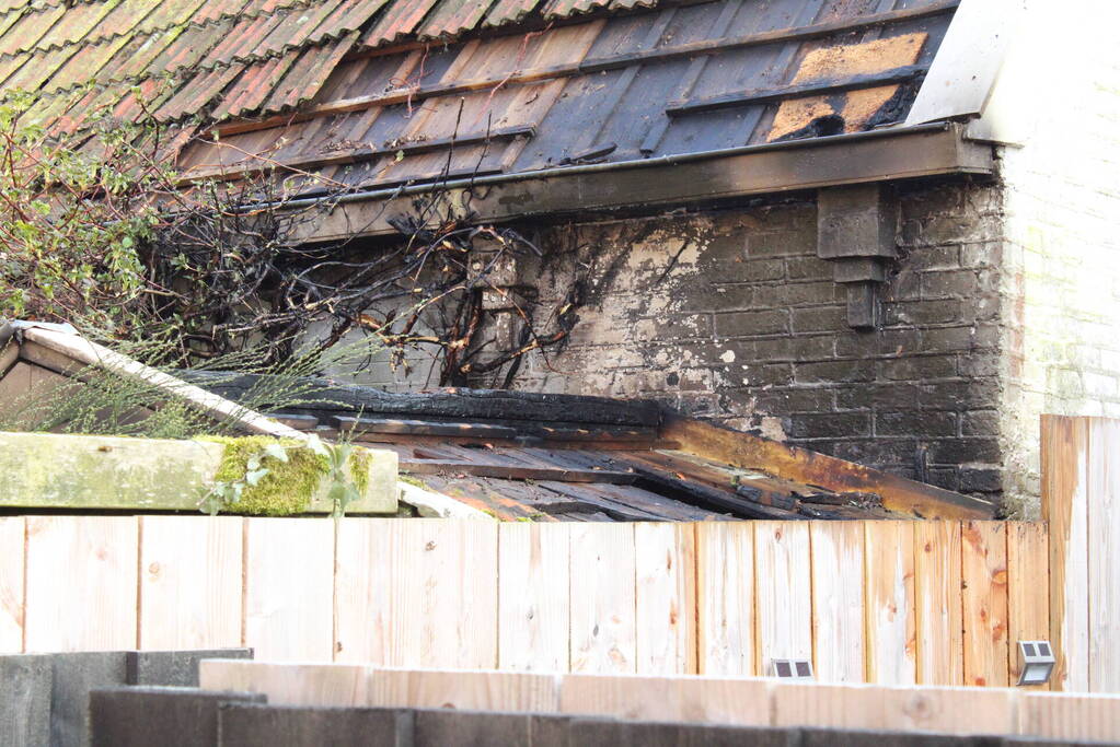 Brand in hok met haardhout slaat over naar schuur