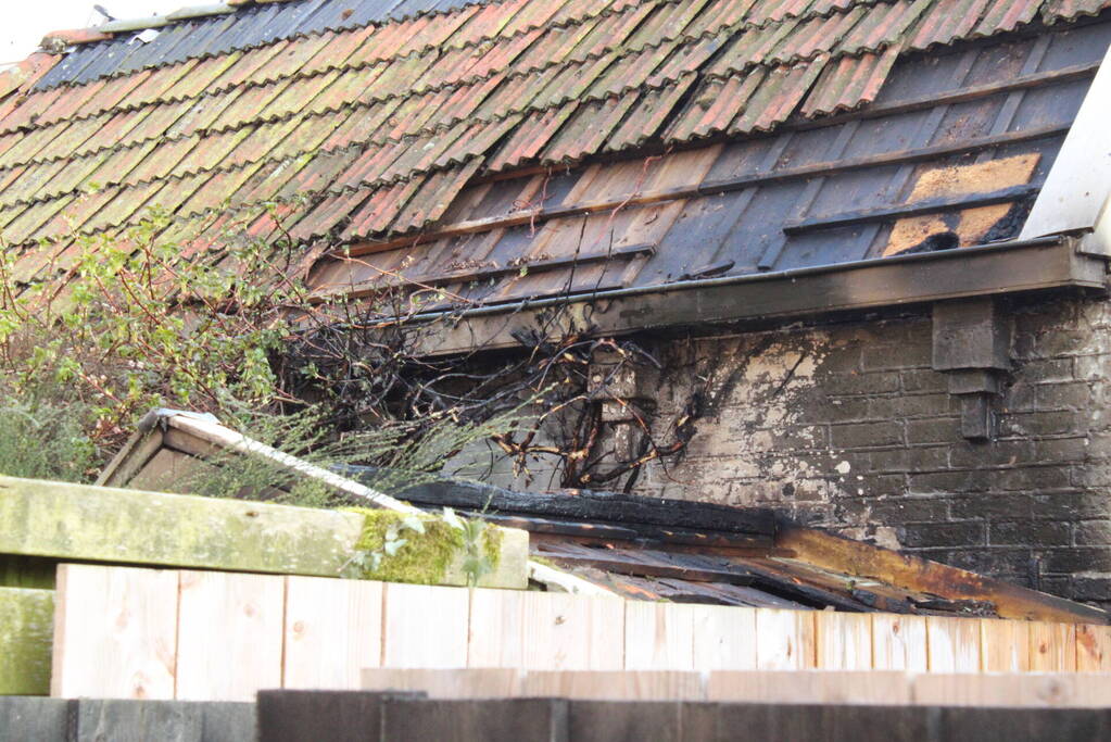 Brand in hok met haardhout slaat over naar schuur