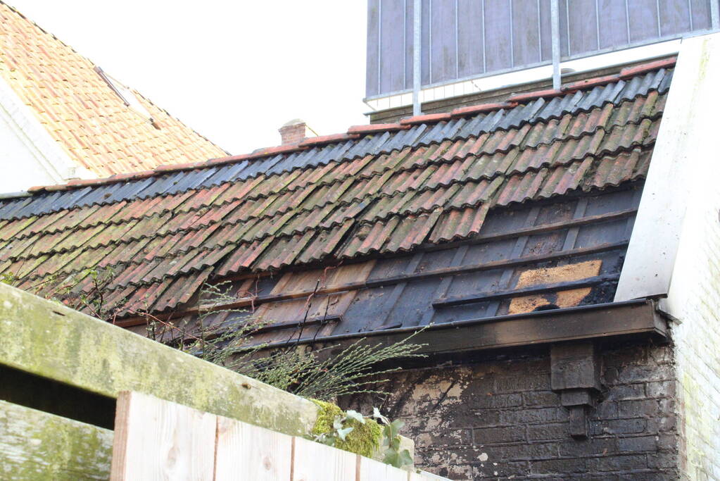 Brand in hok met haardhout slaat over naar schuur