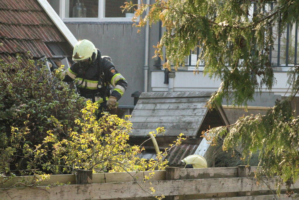 Brand in hok met haardhout slaat over naar schuur