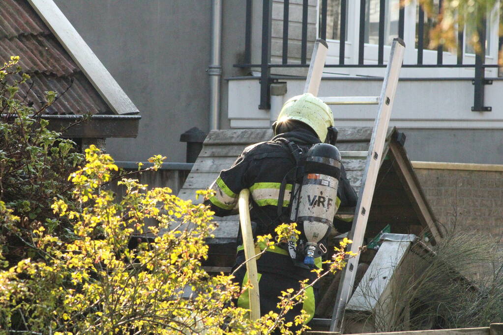 Brand in hok met haardhout slaat over naar schuur