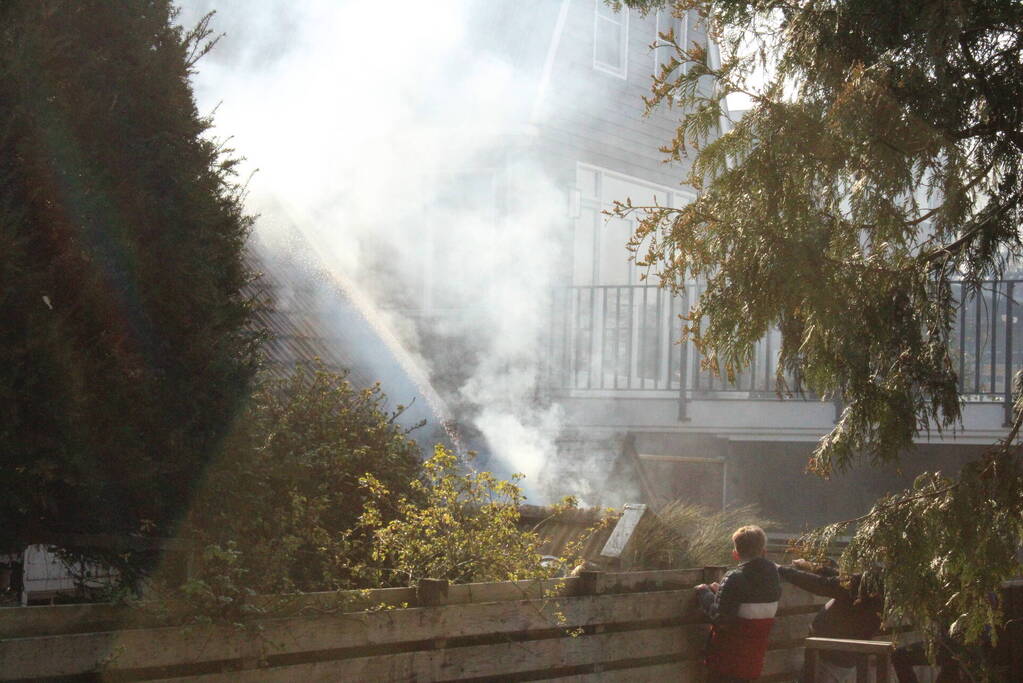 Brand in hok met haardhout slaat over naar schuur