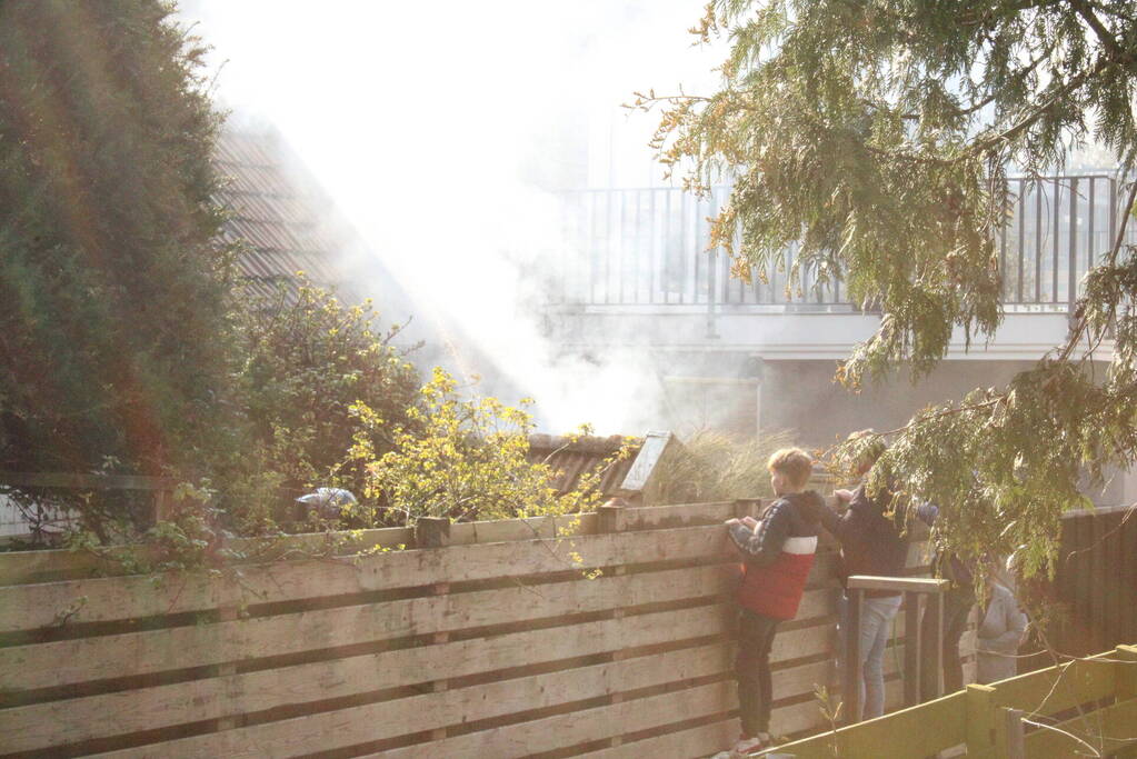 Brand in hok met haardhout slaat over naar schuur