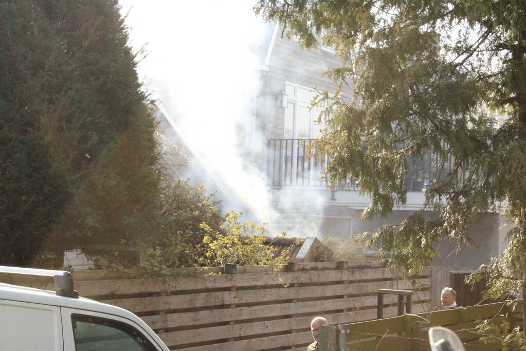 Brand in hok met haardhout slaat over naar schuur