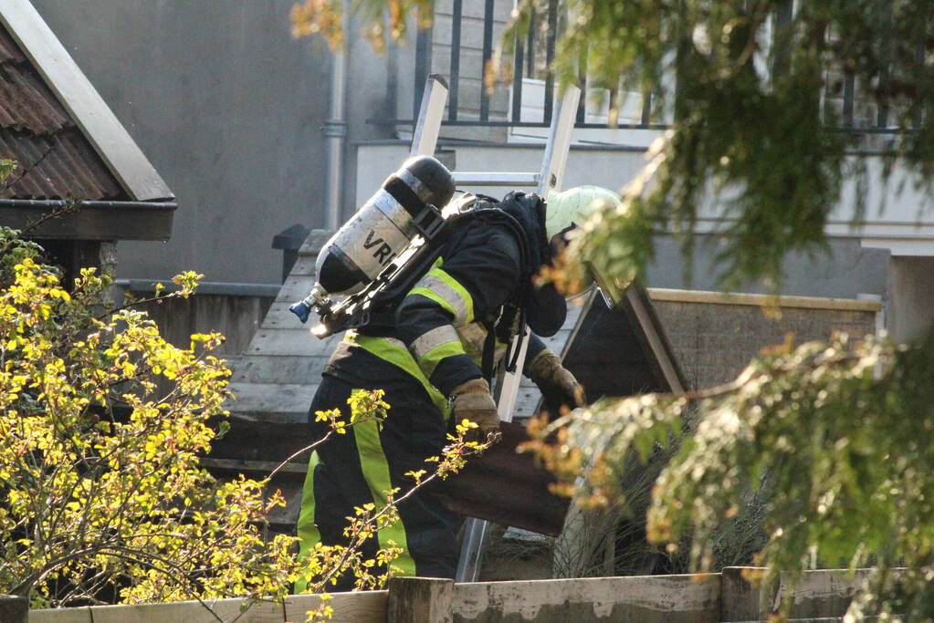 Brand in hok met haardhout slaat over naar schuur