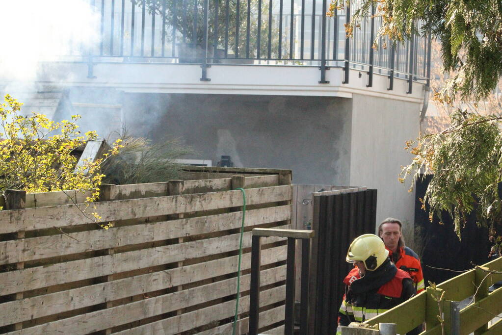Brand in hok met haardhout slaat over naar schuur