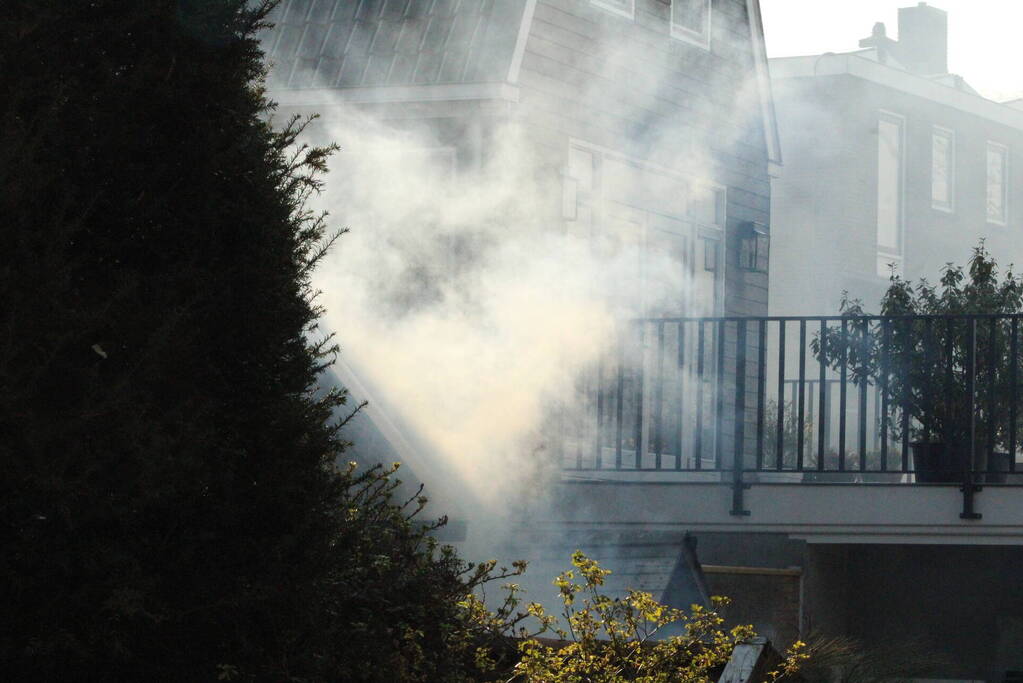 Brand in hok met haardhout slaat over naar schuur