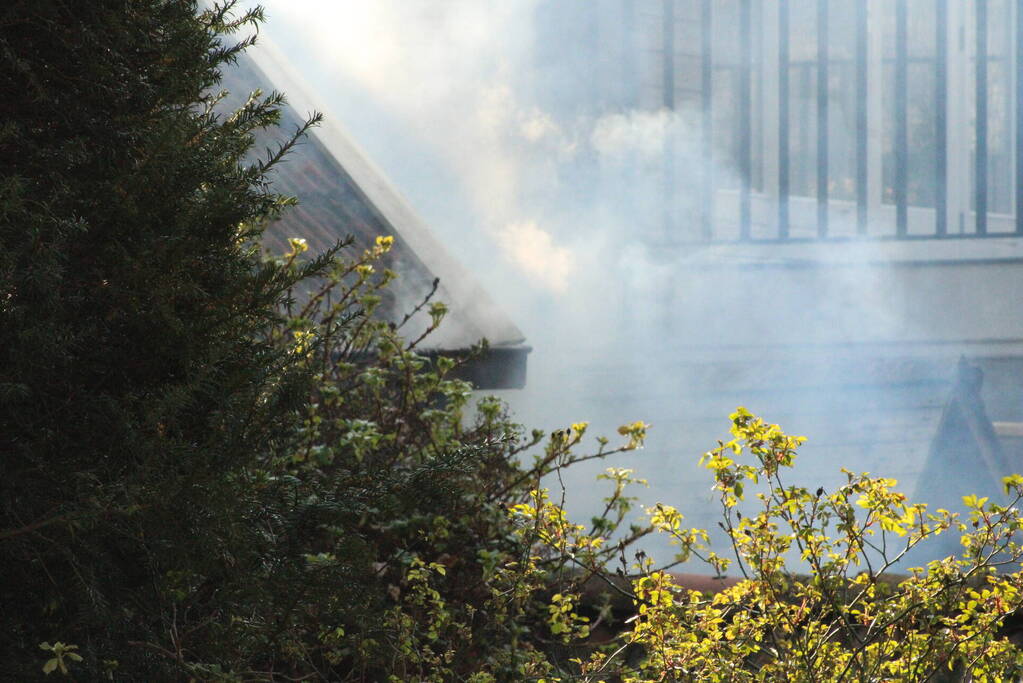 Brand in hok met haardhout slaat over naar schuur