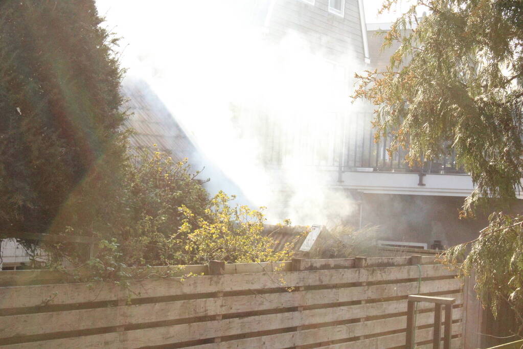 Brand in hok met haardhout slaat over naar schuur