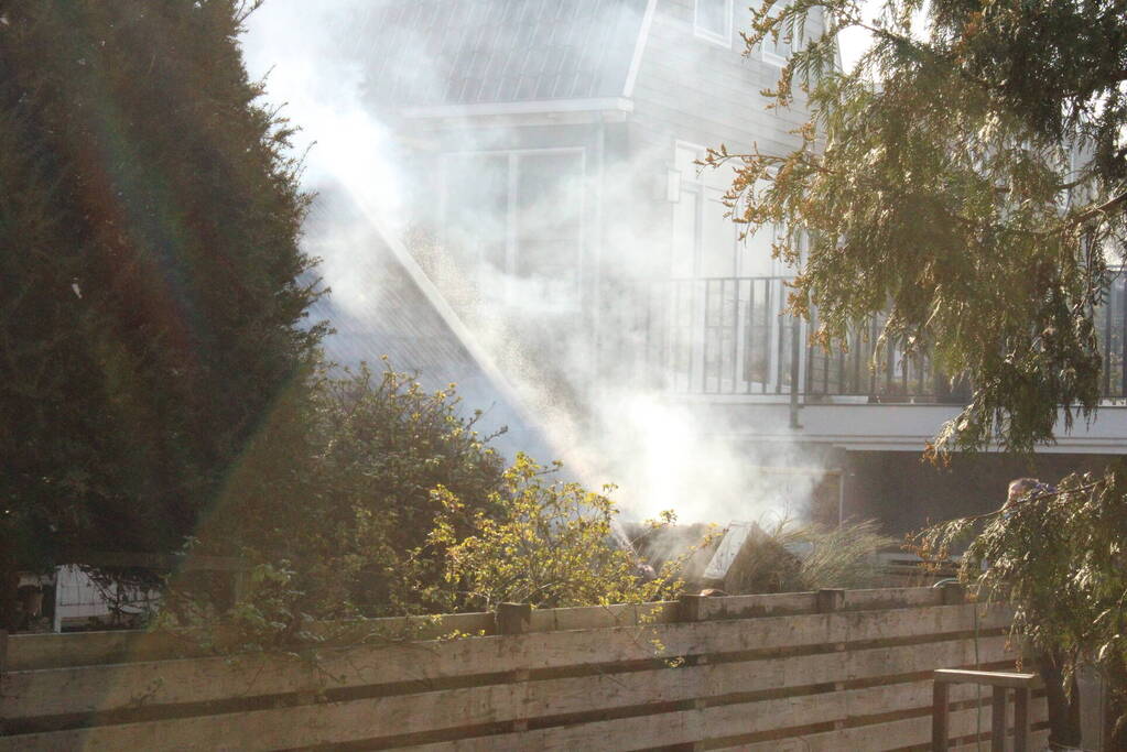 Brand in hok met haardhout slaat over naar schuur