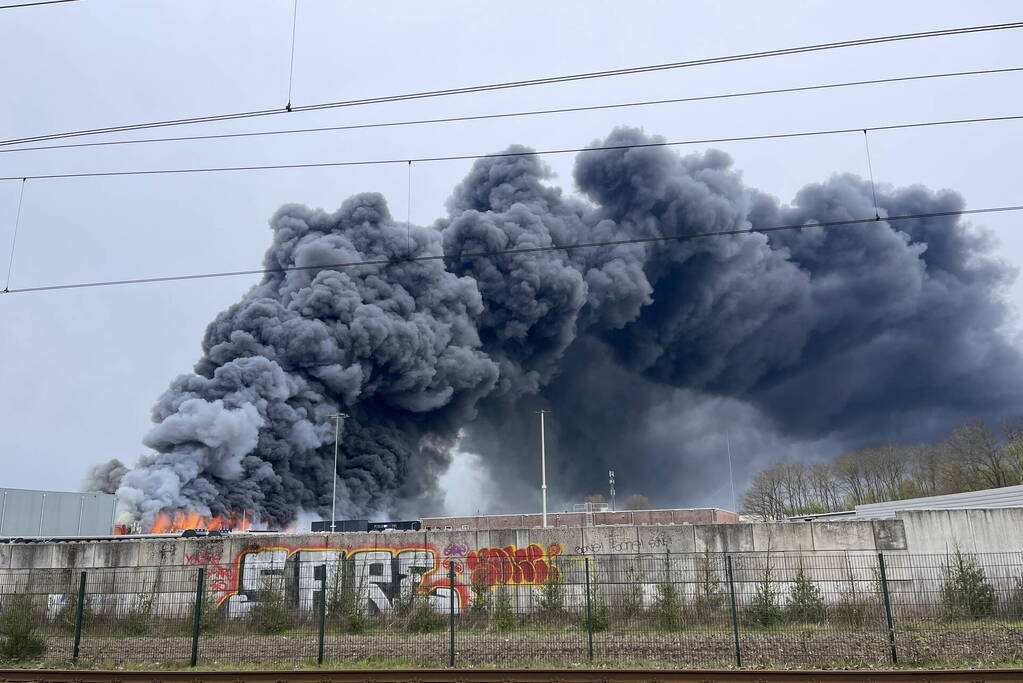 Zeer grote brand verwoest bedrijfspand