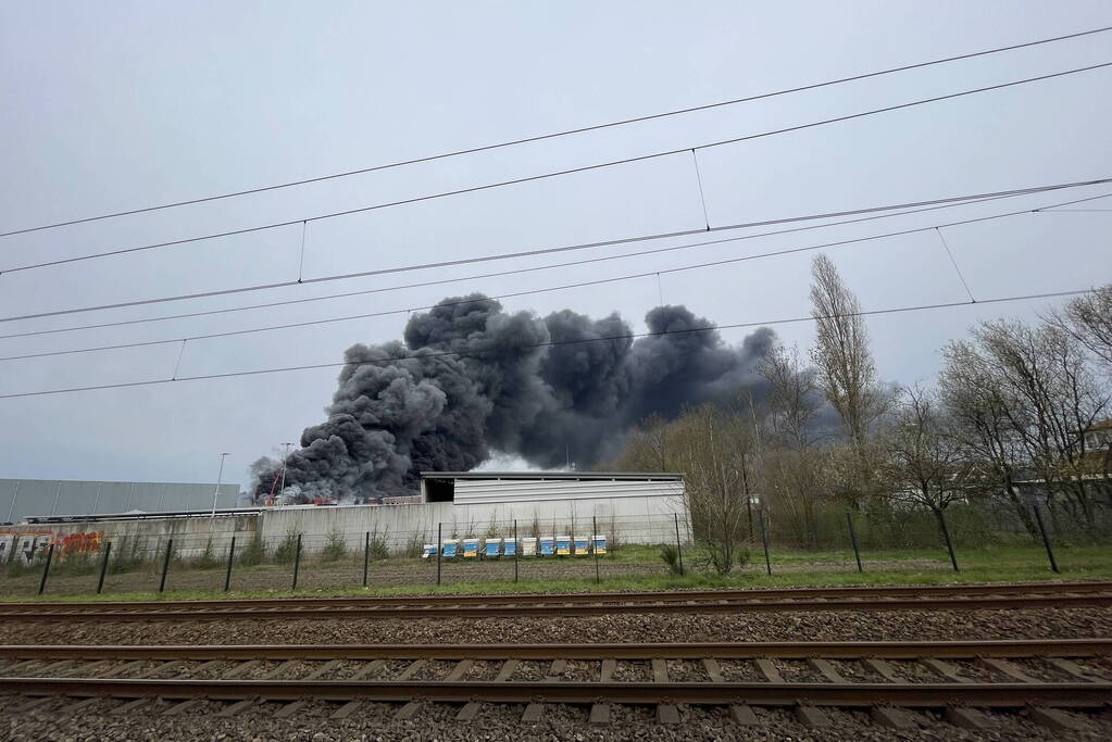 Zeer grote brand verwoest bedrijfspand