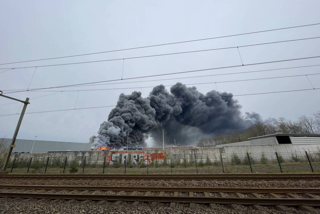 Zeer grote brand verwoest bedrijfspand