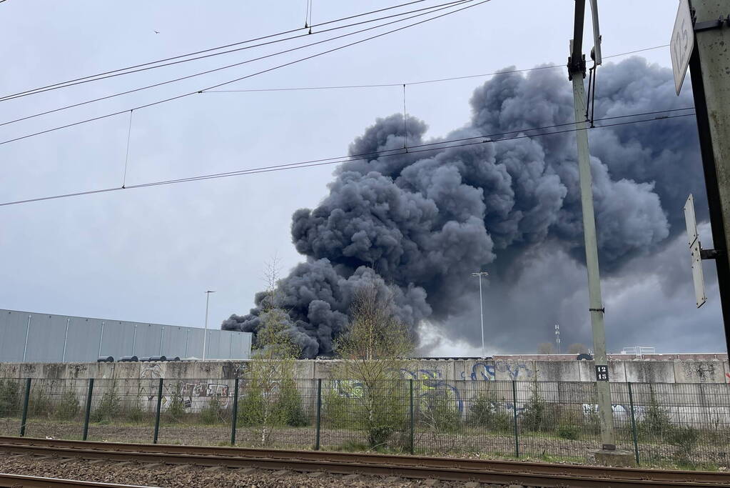 Zeer grote brand verwoest bedrijfspand