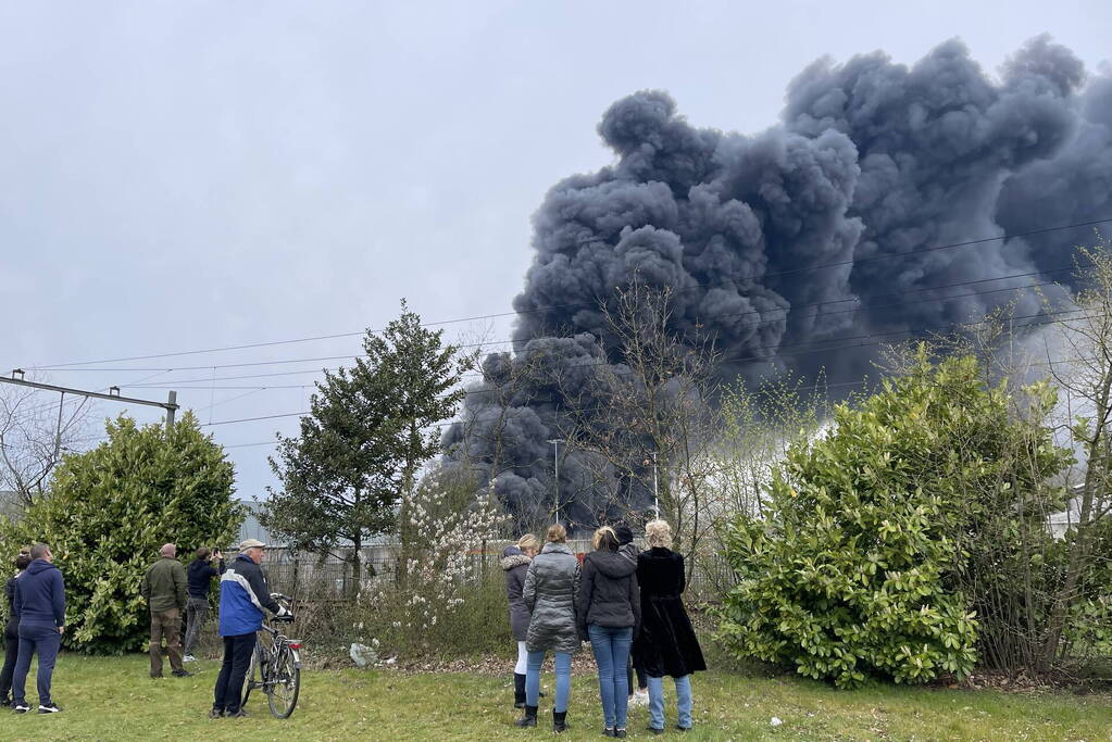 Zeer grote brand verwoest bedrijfspand