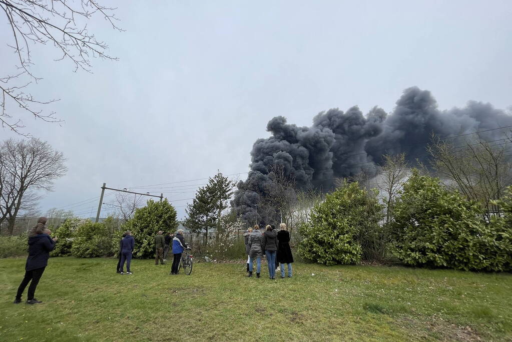 Zeer grote brand verwoest bedrijfspand