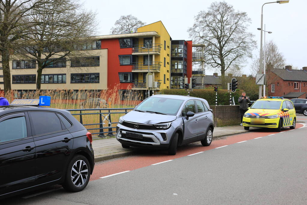 Automobilist botst op afslaande lesauto